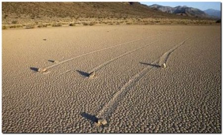 Движущиеся камни в национальном парке Долина Смерти