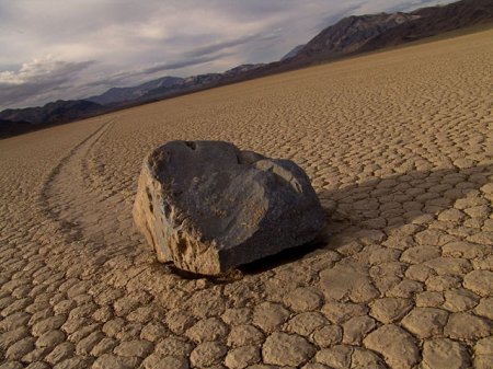 Движущийся камень в национальном парке Долина Смерти