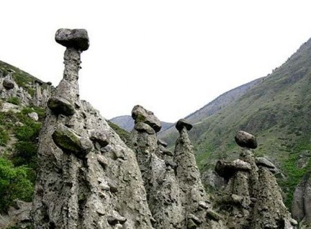Каменные грибы в парке Ак Чолушпа
