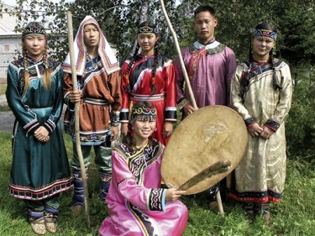 Удэгейцы в национальных костюмах