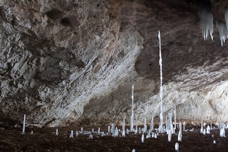 Ледяные наросты в Каповой пещере