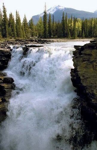Водопад в национальном парке Джаспер в Канаде