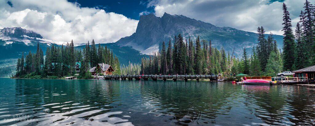 Изумрудное Озеро, горы и природа в национальном парке Йохо в Канаде
