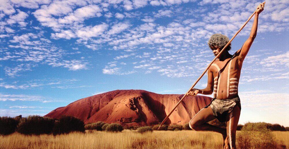 Абориген на фоне скал