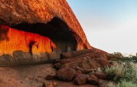 Пещеры у основания служили аборигенам местом для проведения обрядов