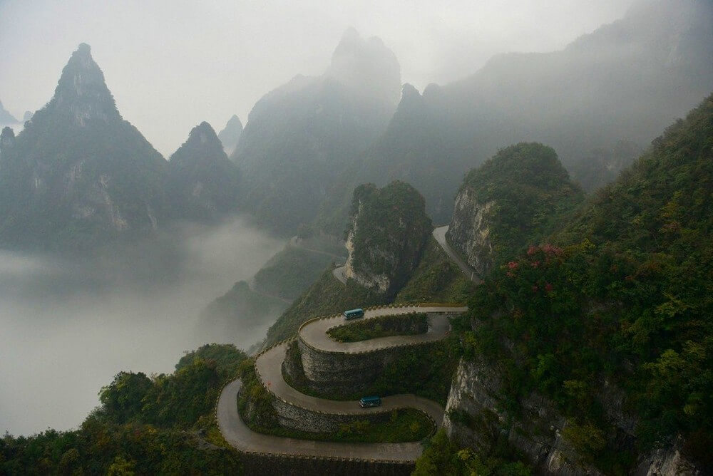 Национальный парк Чжанцзяцзе в Китае, дорога, автобусы, туман