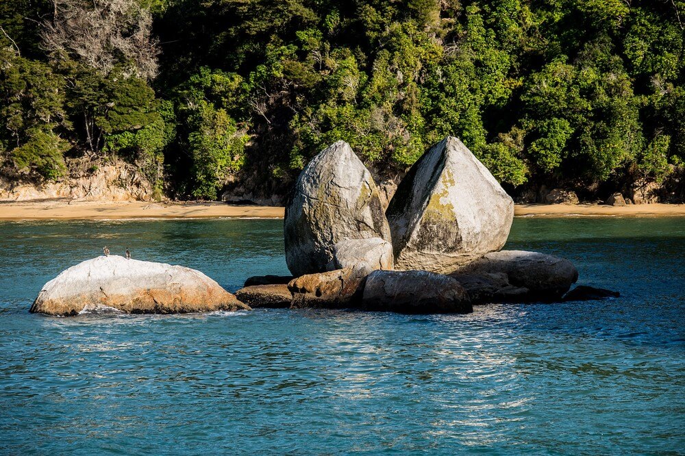 Национальный парк Абель-Тасман, расколотый камень в воде