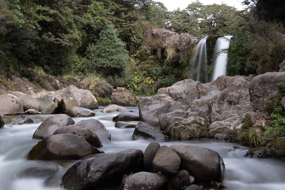Национальный парк Тонгариро, водопад, камни